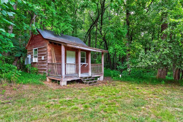 135 Pointe Drive, Campobello, SC 29322