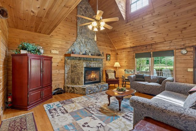 135 Pointe Drive, Campobello, SC 29322