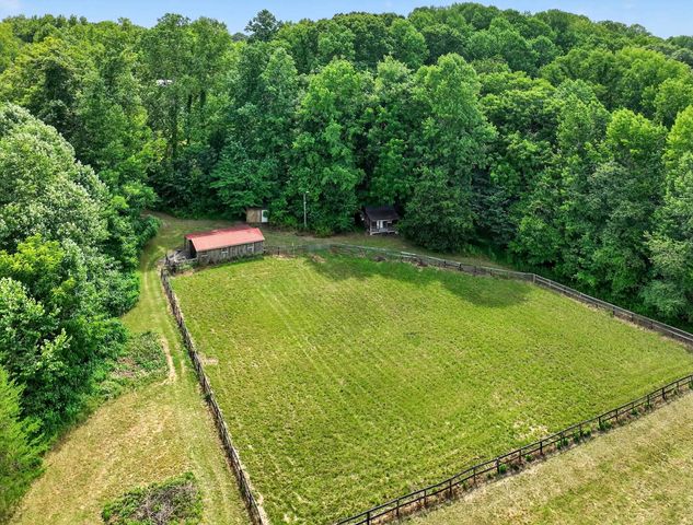 135 Pointe Drive, Campobello, SC 29322