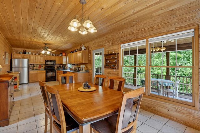 135 Pointe Drive, Campobello, SC 29322