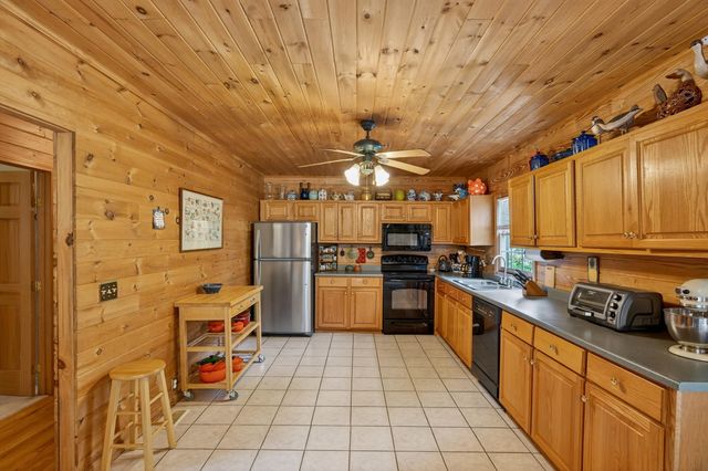 135 Pointe Drive, Campobello, SC 29322