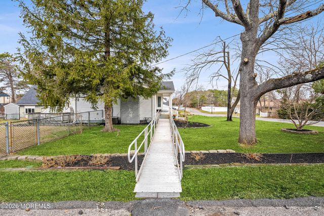 1301 Oakdale Street, Toms River, NJ 08757