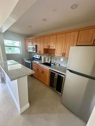 5839 SW 74th Ter 104, South Miami, FL 33143