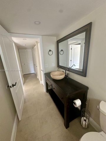 5839 SW 74th Ter 104, South Miami, FL 33143