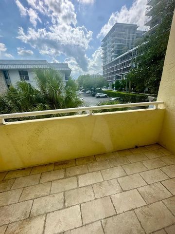 5839 SW 74th Ter 104, South Miami, FL 33143