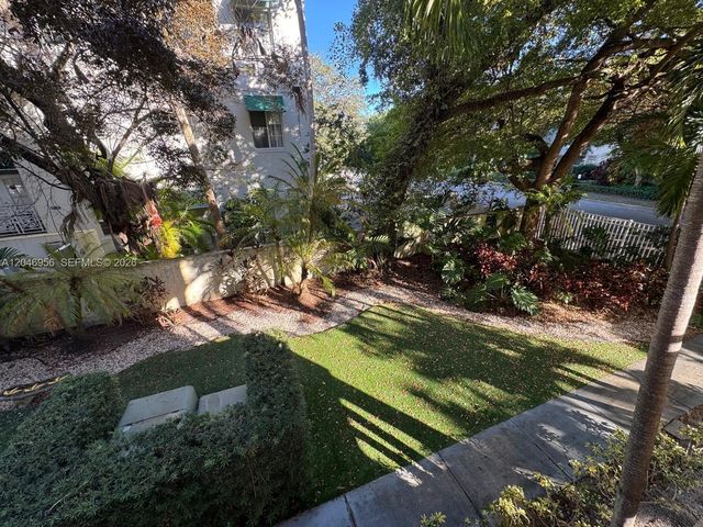 5839 SW 74th Ter 104, South Miami, FL 33143