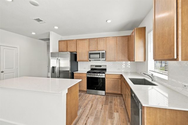 204 Ashby DR, Hutto, TX 78634