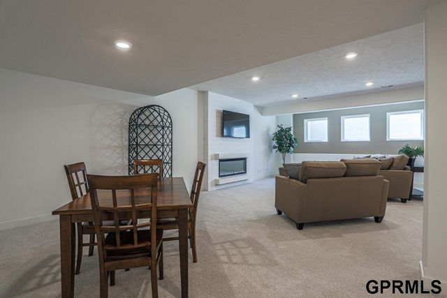 7402 N 168 Avenue, Bennington, NE 68007