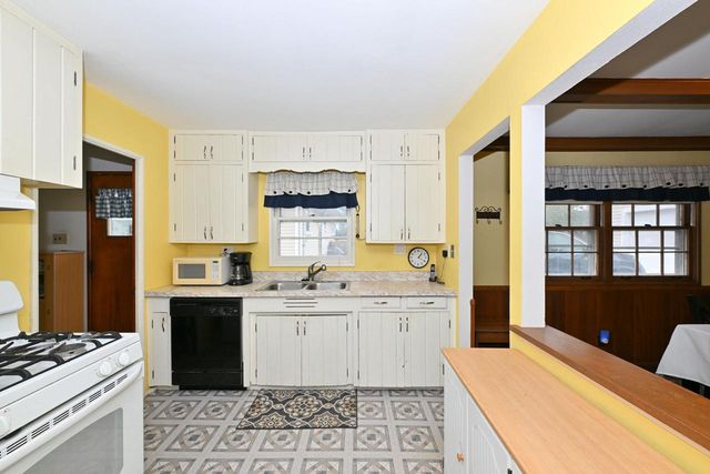 9020 Hawthorne AVENUE, Milwaukee, WI 53226