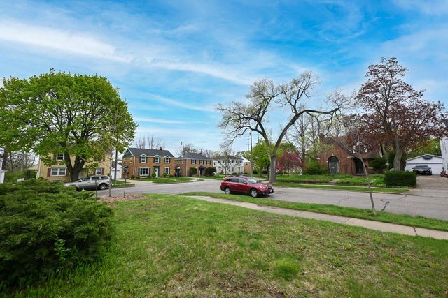 9020 Hawthorne AVENUE, Milwaukee, WI 53226