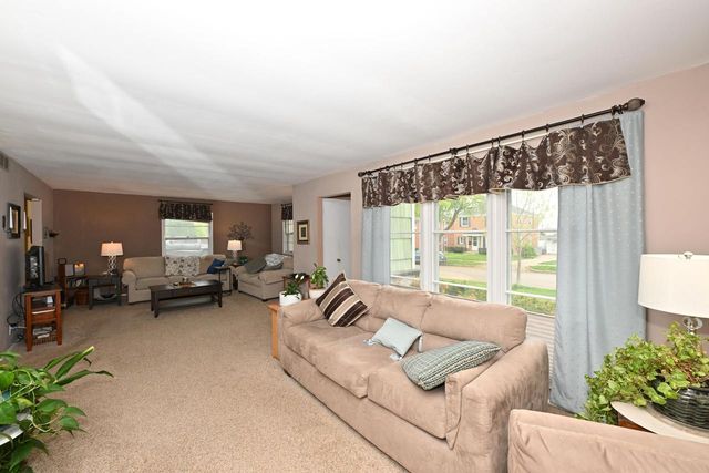9020 Hawthorne AVENUE, Milwaukee, WI 53226