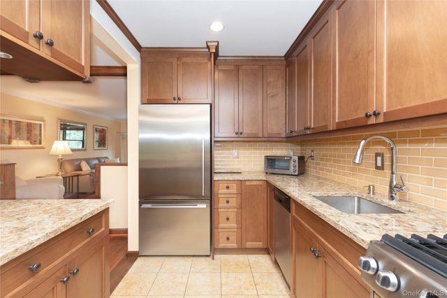 1263 California Road 2R, Eastchester, NY 10709