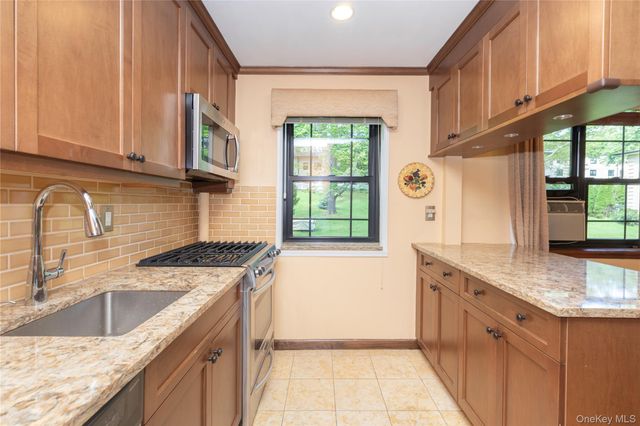 1263 California Road 2R, Eastchester, NY 10709