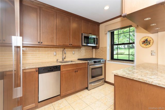 1263 California Road 2R, Eastchester, NY 10709