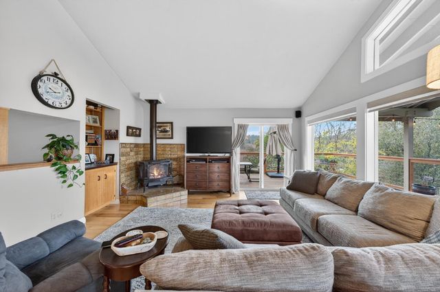 12887 Torrey Pines Dr, Auburn, CA 95602