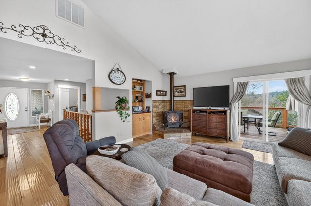 12887 Torrey Pines Dr, Auburn, CA 95602