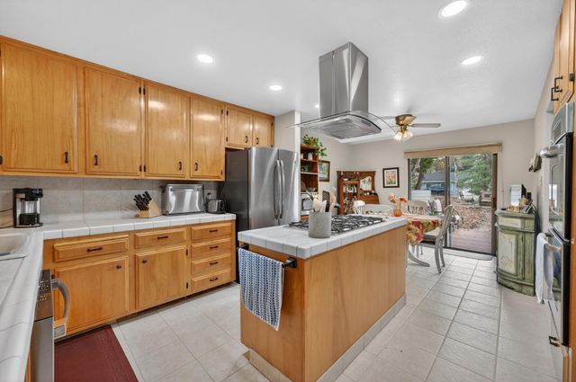 12887 Torrey Pines Dr, Auburn, CA 95602