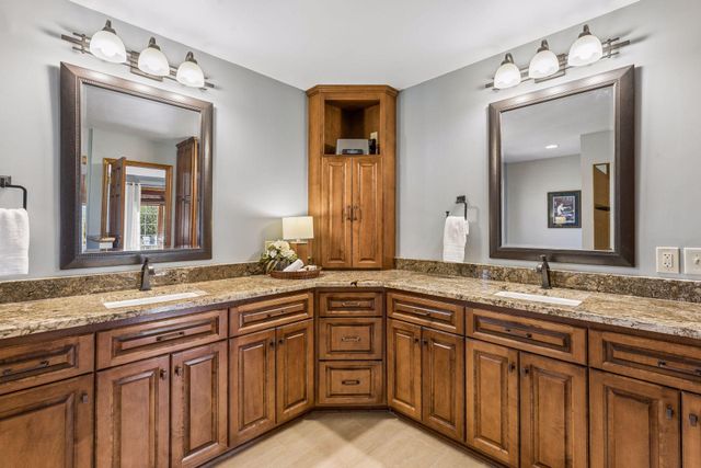 3915 Urbandale Lane N, Plymouth, MN 55446