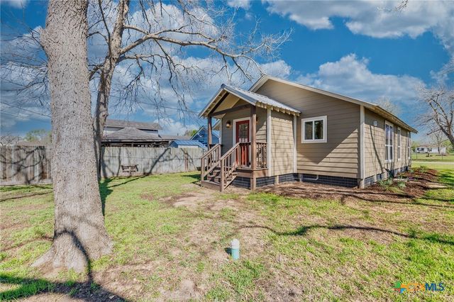 403 W French Street, Cuero, TX 77954