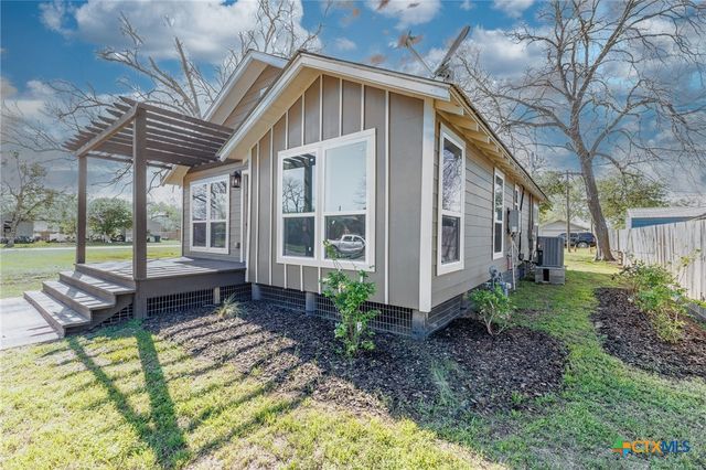 403 W French Street, Cuero, TX 77954