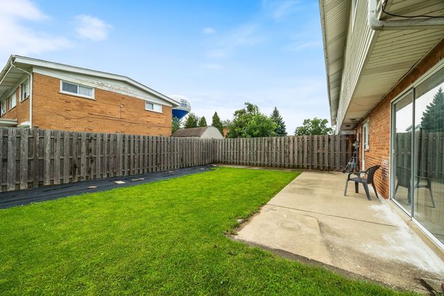 8837 Robin Drive, Des Plaines, IL 60016