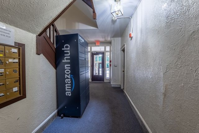 29 Mount Hood Rd 8, Boston, MA 02135