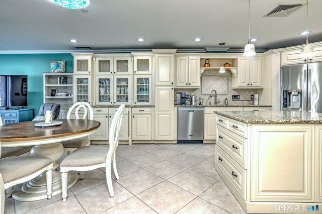 12 Naugatuck Avenue APT A7, Milford, CT 06460