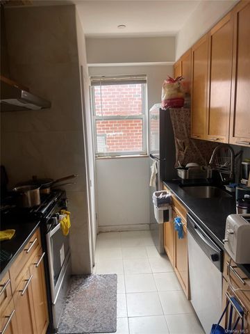 71-28 163rd Street 3B, Fresh Meadows, NY 11365