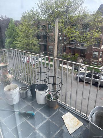 71-28 163rd Street 3B, Fresh Meadows, NY 11365