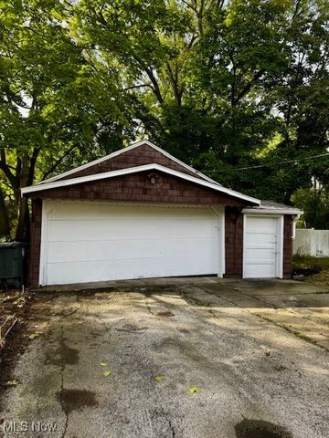 966 La Belle Avenue, Akron, OH 44320