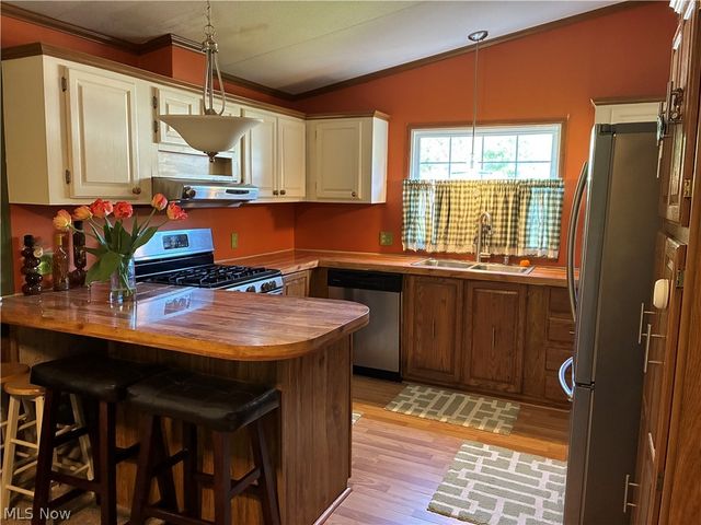 63 Parkway Drive, Olmsted Twp, OH 44138