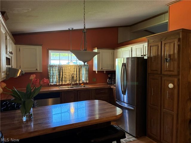 63 Parkway Drive, Olmsted Twp, OH 44138