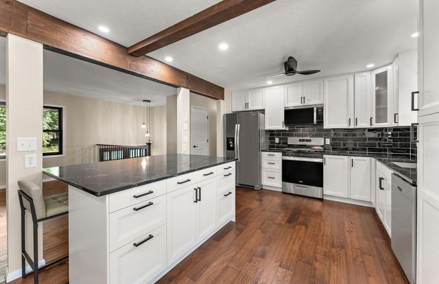 18421 Country Squires Circle, Prior Lake, MN 55372