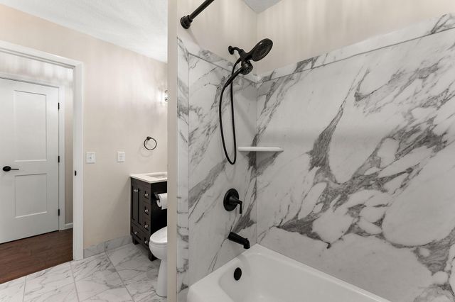 18421 Country Squires Circle, Prior Lake, MN 55372
