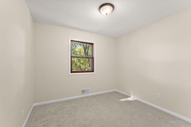 18421 Country Squires Circle, Prior Lake, MN 55372