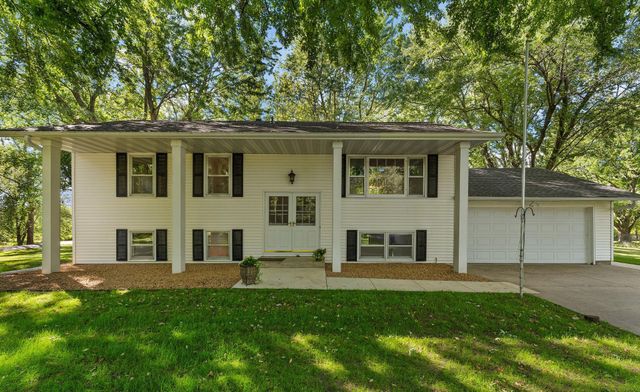 18421 Country Squires Circle, Prior Lake, MN 55372