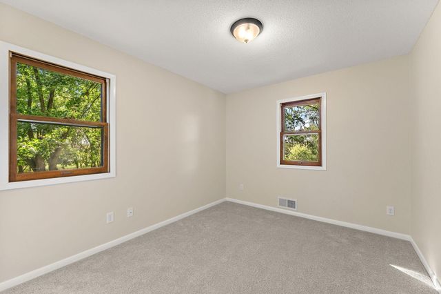 18421 Country Squires Circle, Prior Lake, MN 55372