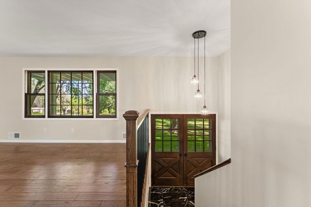 18421 Country Squires Circle, Prior Lake, MN 55372