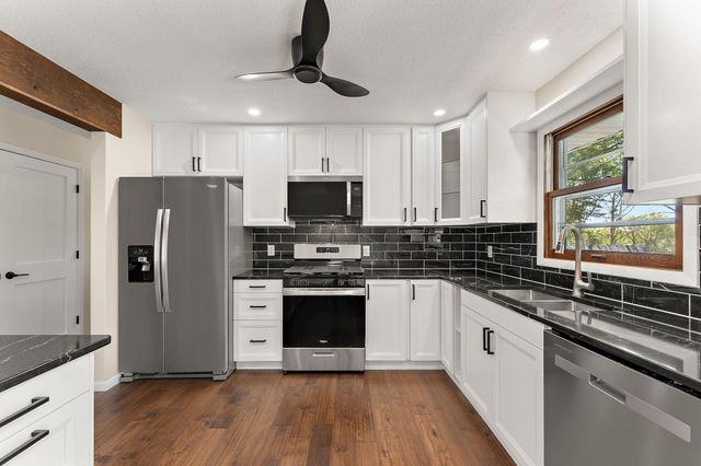 18421 Country Squires Circle, Prior Lake, MN 55372