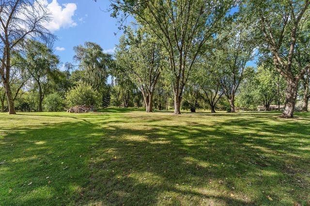 18421 Country Squires Circle, Prior Lake, MN 55372