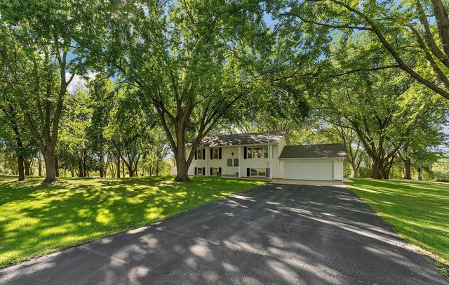 18421 Country Squires Circle, Prior Lake, MN 55372