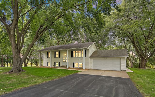 18421 Country Squires Circle, Prior Lake, MN 55372