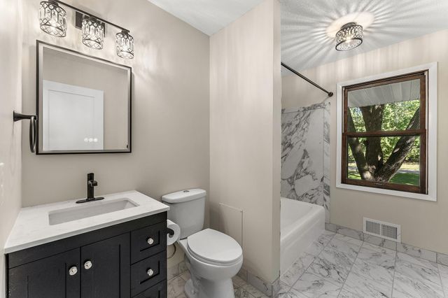 18421 Country Squires Circle, Prior Lake, MN 55372