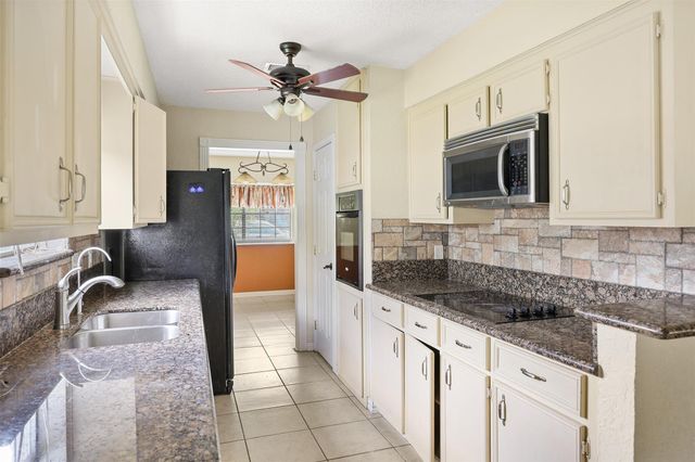 1705 20th Avenue N, Texas City, TX 77590