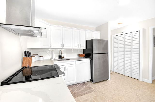 551 Greensward Lane 204-d, Delray Beach, FL 33445