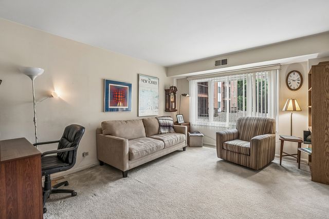 207 Rivershire Lane 207, Lincolnshire, IL 60069