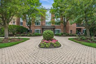 207 Rivershire Lane 207, Lincolnshire, IL 60069