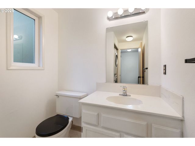 4880 Sw SCHOLLS FERRY Rd 32, Portland, OR 97225