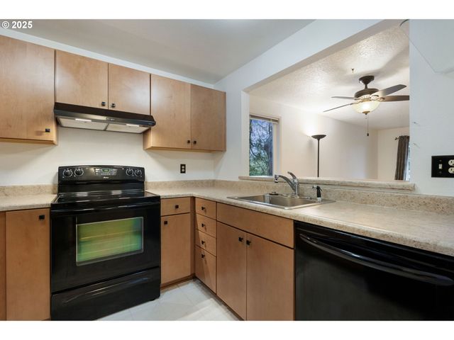 4880 Sw SCHOLLS FERRY Rd 32, Portland, OR 97225