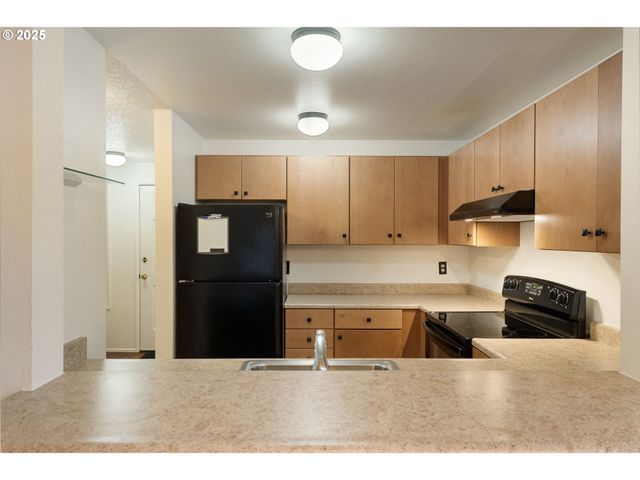 4880 Sw SCHOLLS FERRY Rd 32, Portland, OR 97225